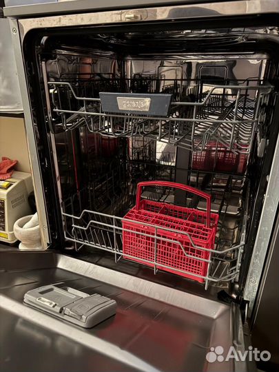 Встраимаемая посудомоечная машина