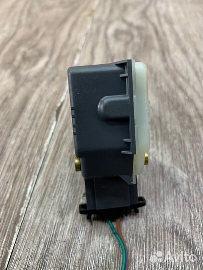 Активатор замка крышки багажника задний Volkswagen