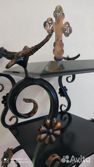 Стол-кормушка на кладбище ручной работы