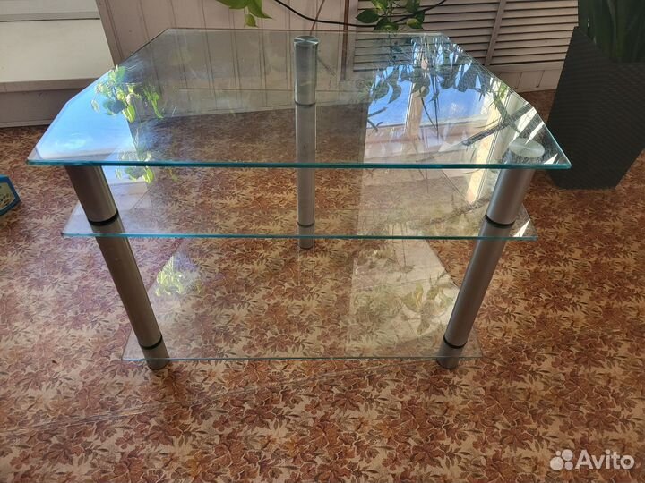 Тумба под телевизор из стекла