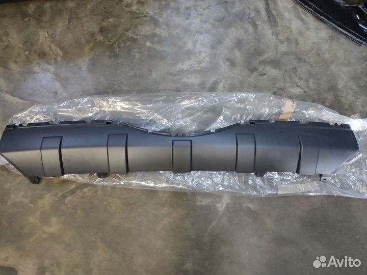 Накладка заднего бампера Pajero 4 новая оригинал