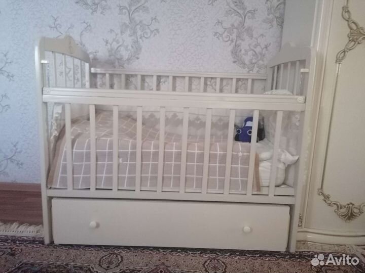 Детская кроватка с маятником, матрасом, балдахином