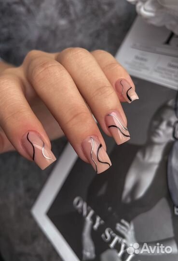 Модель на маникюр