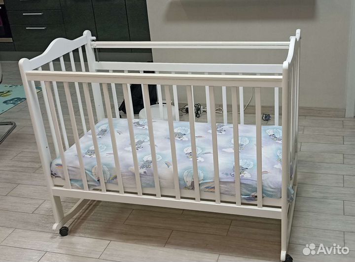 Детская кроватка с матрасом