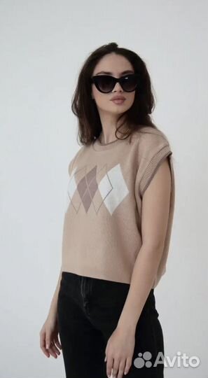 Жилет-безрукавка вязаная