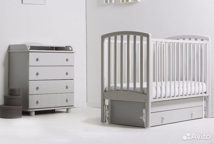 Продам детскую кроватку с маятником