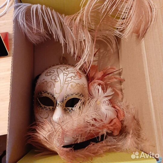 Венецианская маска с перьями