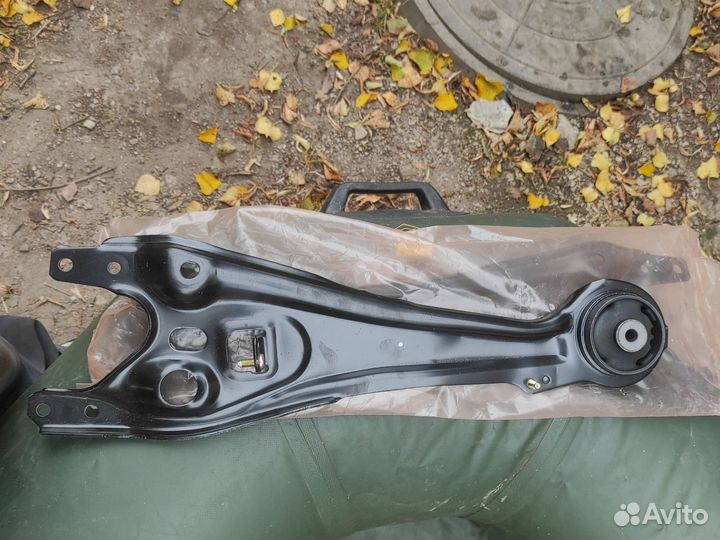 Honda 52372-SX0-A00Рычаг продольный нижний задний