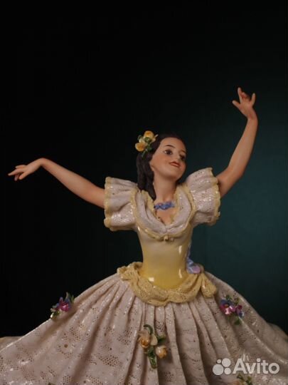 Кружевная фарфоровая статуэтка 