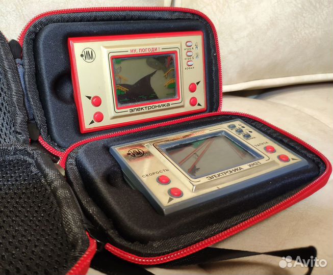 Два красных чехла для игр серии Электроника СССР