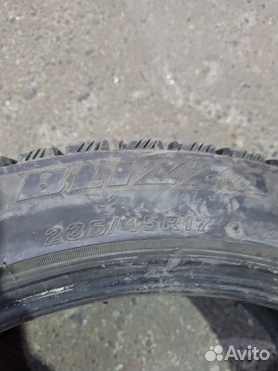 Bridgestone Blizzak LM-18 235/45 R17