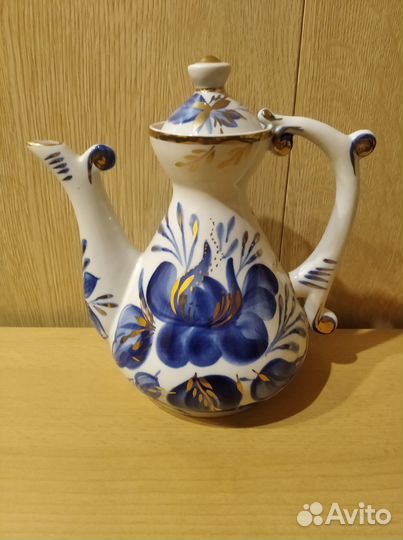 Чайник, ваза фарфор. Гжель с позолотой