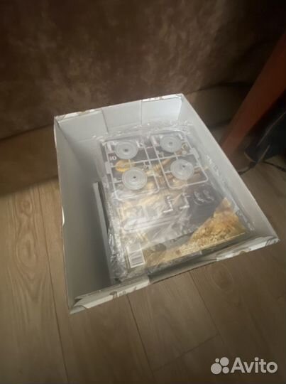 Продается модель танка Тигр(журналы и детали)