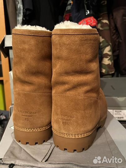 На руках Balenciaga Alaska fur boots