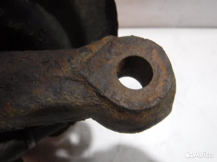 Кулак передний правый Toyota Avensis I