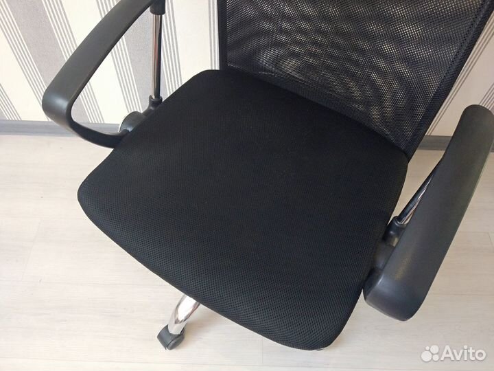 Компьютерное кресло с подголовником
