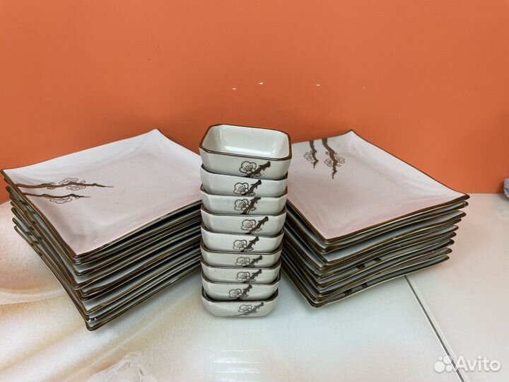 Квадратные тарелки и соусники для японской кухни