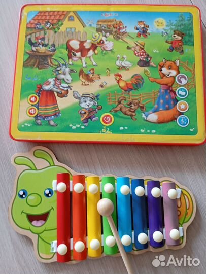 Игрушки музыкальные и книги для малышей