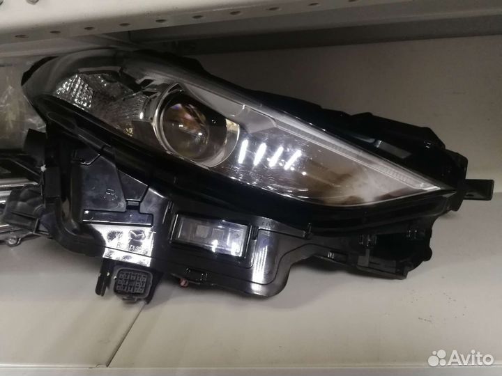 Фара правая Мазда 3 оригинал б.у