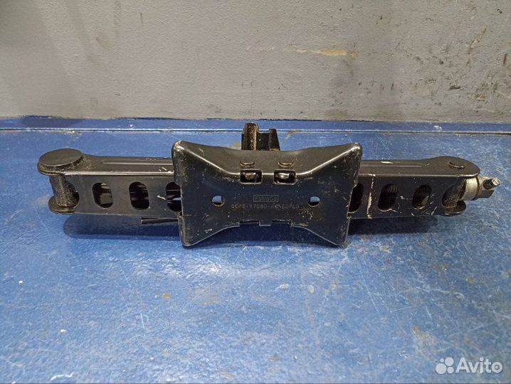 Домкрат Ford Focus 3 CB8