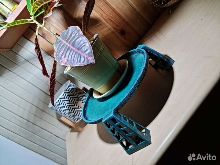 Подставка под цветы металлическая