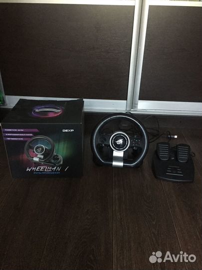 Игровой руль с педалями