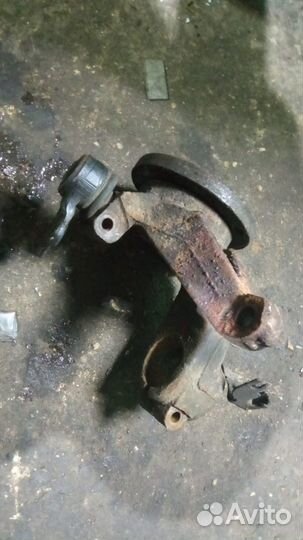 Кулак поворотный левый Xsara Picasso