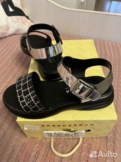 Сандалии для девочки новые