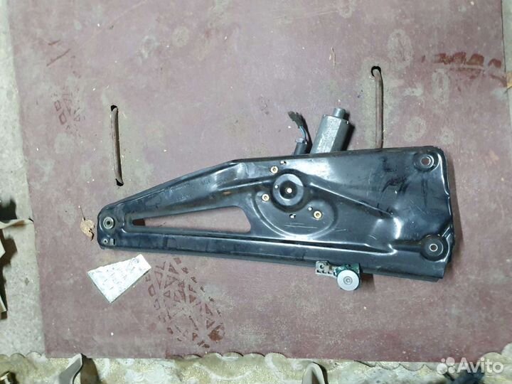 Стеклоподьемник задний на ренж ровер вог 3