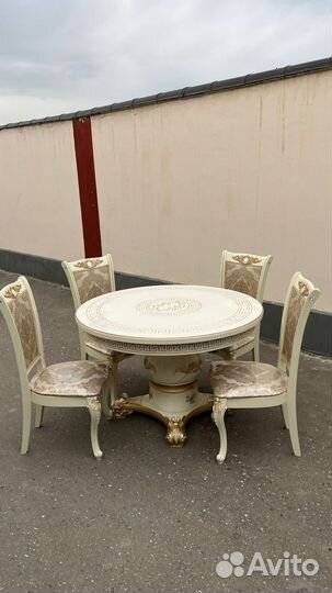 Стол и стулья