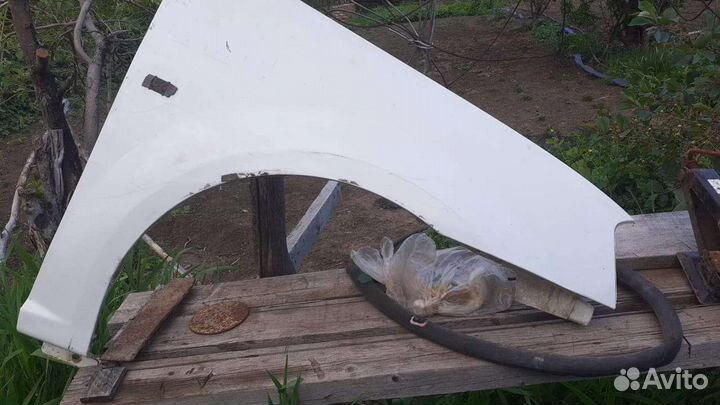 Крыло на renault logan