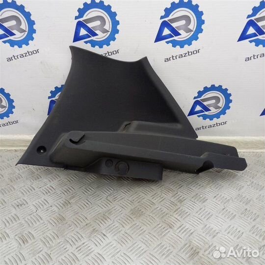 Обшивка задней стойки правой Renault Sandero 1