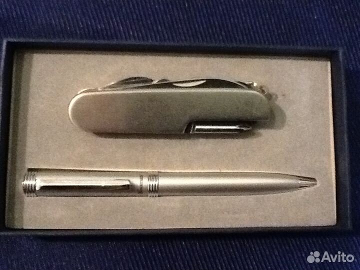 Подарочный набор: швейцарский нож и авторучка