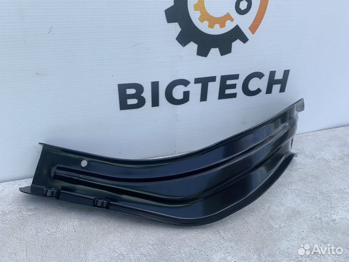 Кронштейн фары правый Mercedes W212 A2126200285