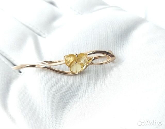 Золотая брошь с камнем