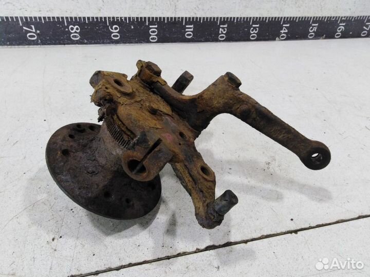 Кулак передний правый