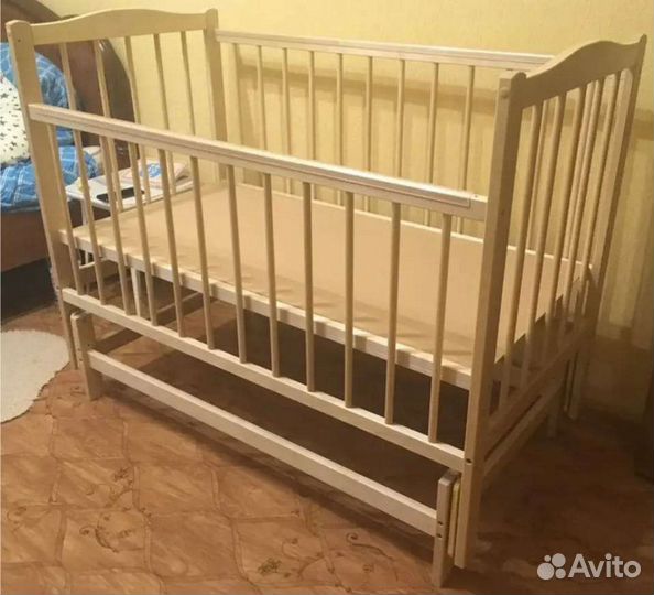 Детская кроватка с маятником
