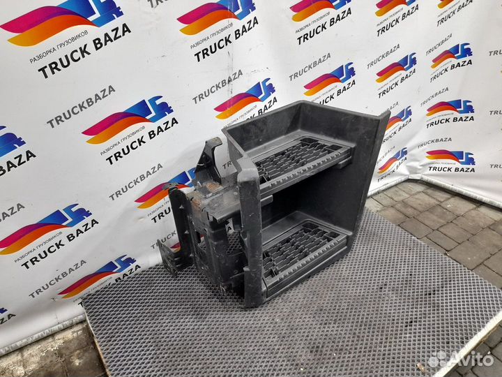 82574835 Подножка левая в сборе Renault T