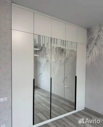 Шкаф распашной с полками