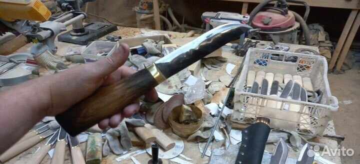 Нож охотничий заточку держит