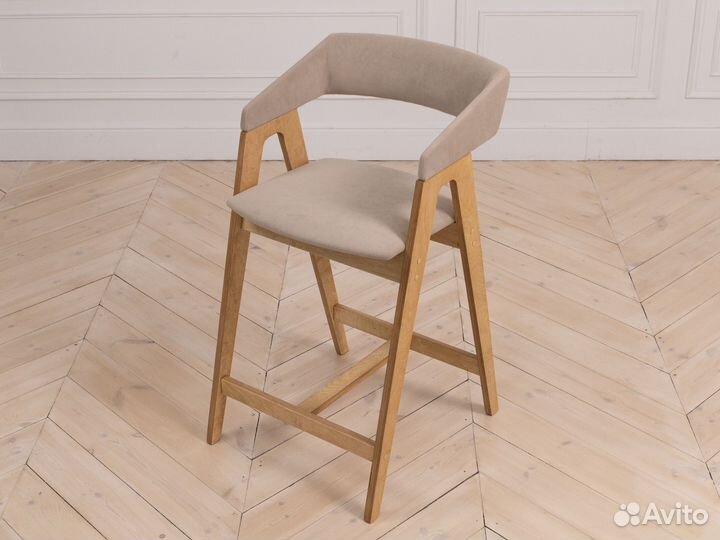 Полубарный стул