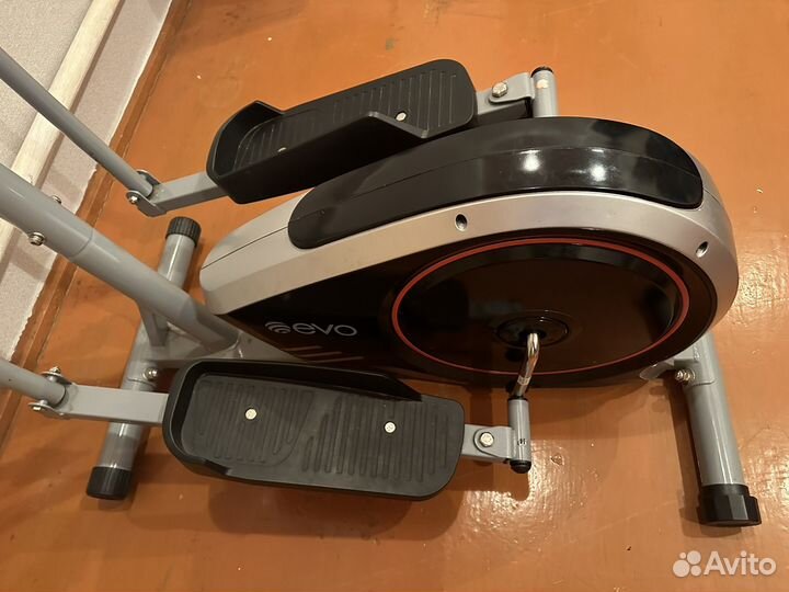 Эллиптический тренажер Evo Fitness Elion
