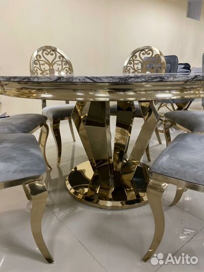 Стол и стулья