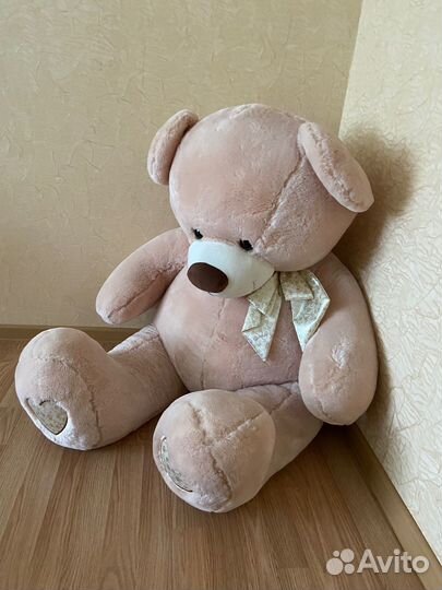 Большой плюшевый медведь