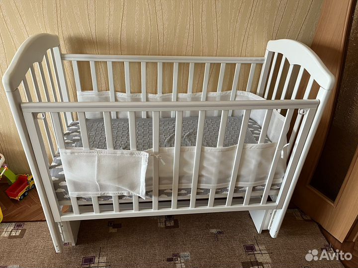 Детская кроватка с маятником