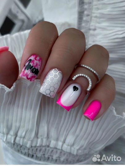 Модель на маникюр