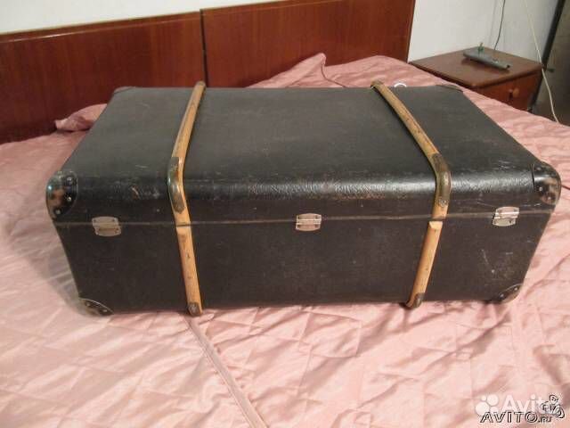 Чемодан чёрный с дугами деревянными