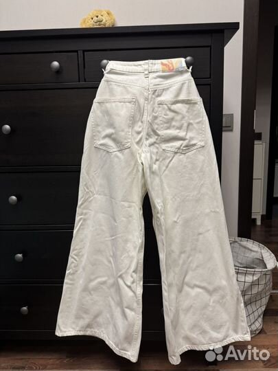 Широкие белые джинсы