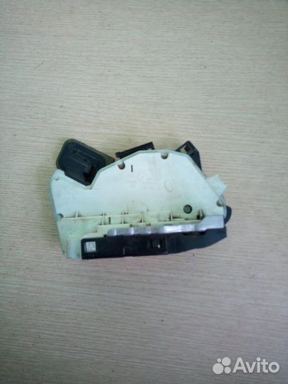 Замок двери задний правый Volkswagen Polo sedan