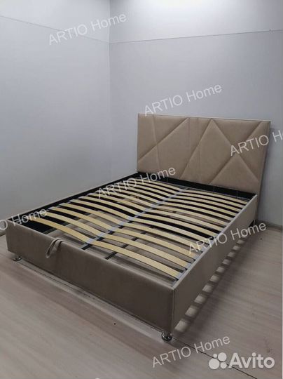 Белая кровать